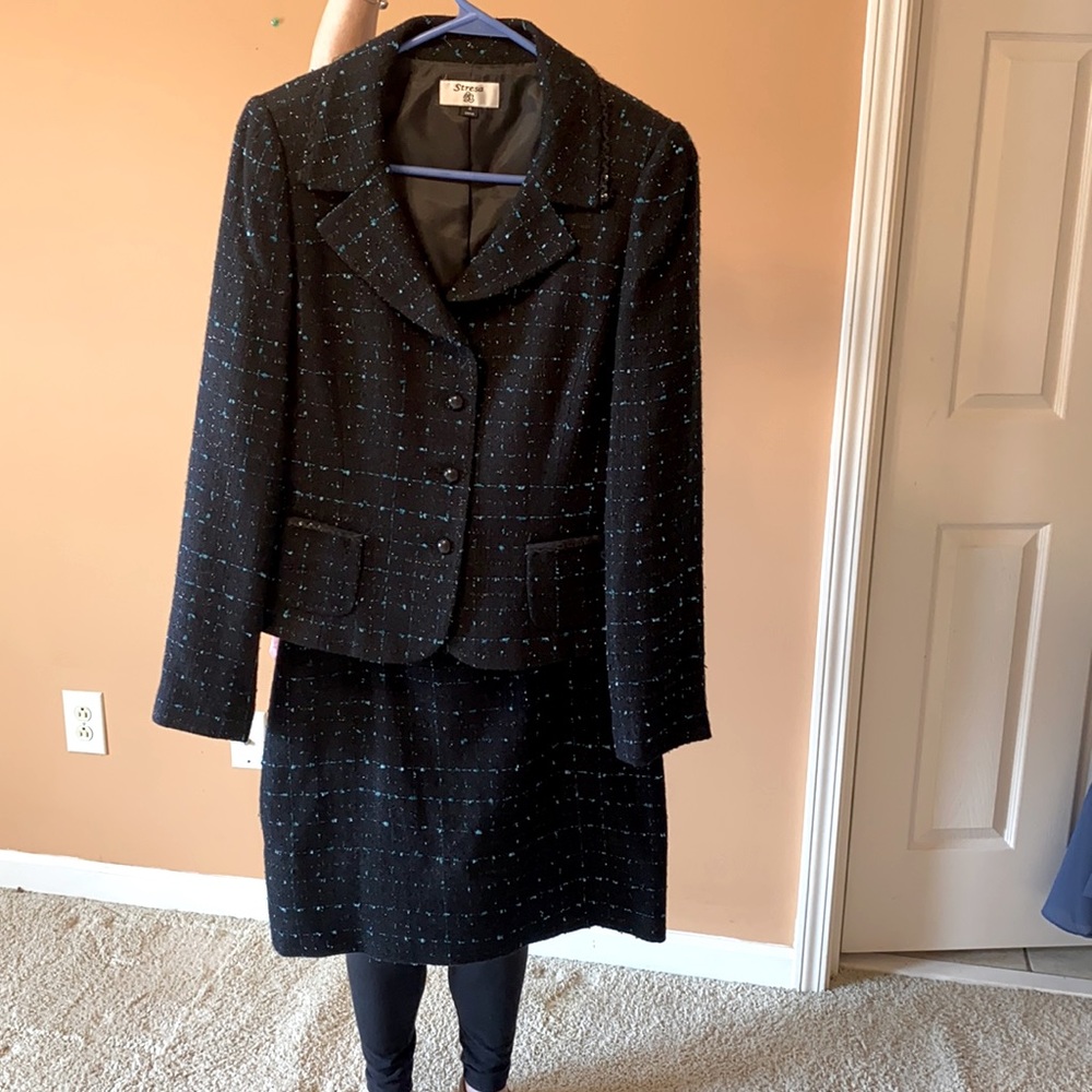Skirt suit